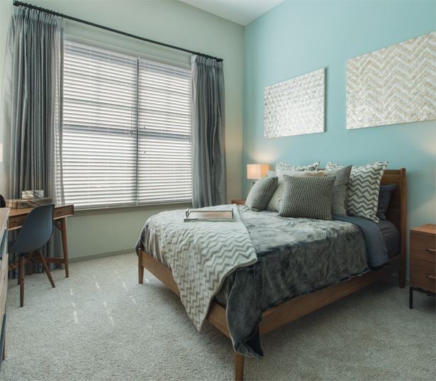 2700 Charlotte Large windows allow ample natural light - apartments 37209