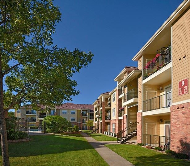 Highland Square Crossing Beautifully Landscaped Denver CO - apartments in south denver