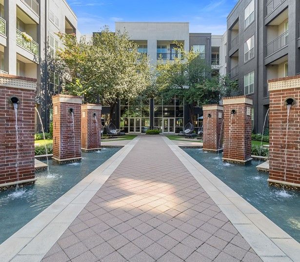 The Icon at Ross courtyard - Apartments near Baylor Medical Center Dallas