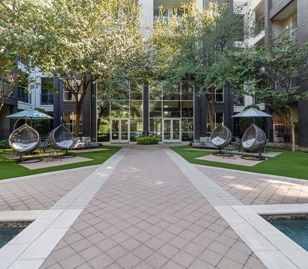 The Icon at Ross courtyard - Katy Trail Apartments