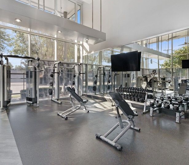 The Icon at Ross - training machines and free weights - Apartments in the Dallas Arts District