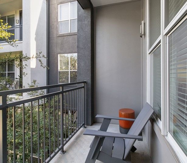 The Icon at Ross patio - Ross Street Apartments