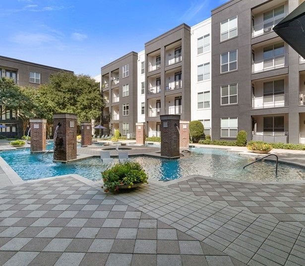 Uptown Dallas Apartments - Icon at Ross - Pool Seating