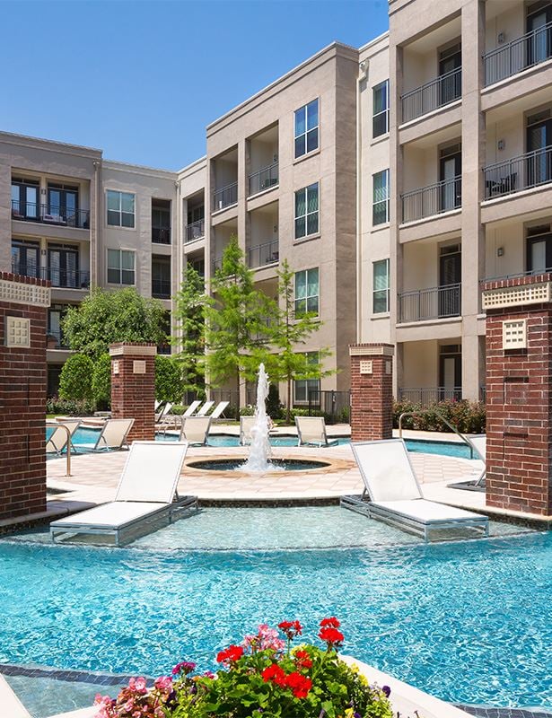 The Icon at Ross - swimming pool - Apartments near Baylor Medical Center Dallas