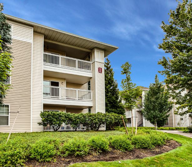 Beaverton apartments near Quatama MAX station - Quatama Crossing Well maintained landscaping
