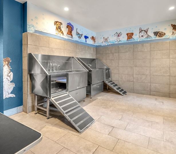 Apartments in Knox-Henderson, TX - Larq Henderson pet spa