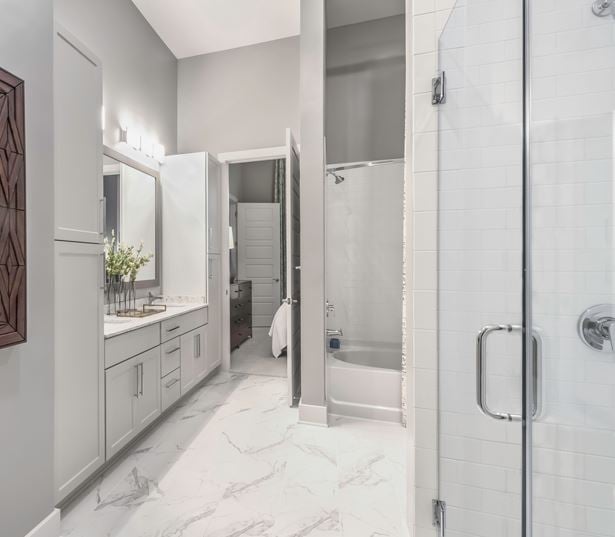 Providence Road apartments near Ballantyne Corporate Park - The Links Rea Farms - shower