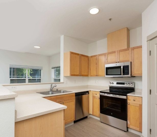 Downtown Redmond apartments near Aerotek - The Lodge at Redmond Ridge - Kitchen