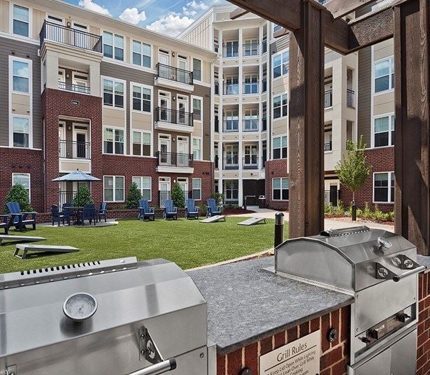 Marshall Park townhomes raleigh nc - Outdoor lounge with grills