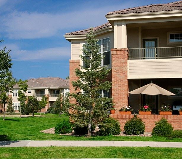 Ridgegate apartments and townhomes - The Meadows At Meridian Individual patios and balconies
