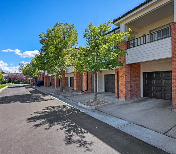 Meridian Business Park apartments - The Meadows At Meridian Attached and detached garages