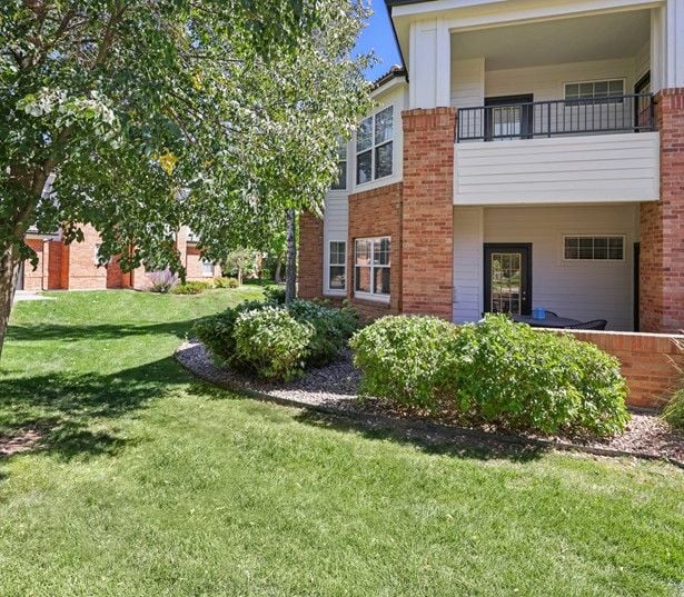 Ridgegate apartments and townhomes - The Meadows At Meridian Individual patios and balconies