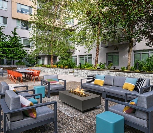 Apartments in Bellevue WA near Amazon - Metro 112 Apartments - courtyard