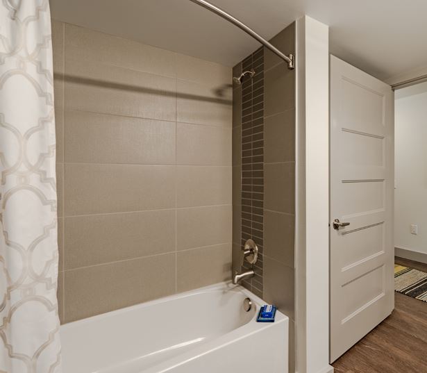Bellevue Square apartments near Nintendo - Metro 112 Apartments - bath tub