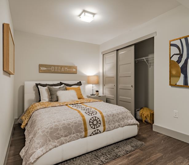 Crossroads apartments in Bellevue, WA - Metro 112 Apartments - bedroom