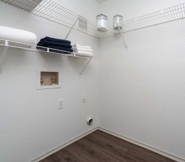 Montelena apartments - Grapevine Lake Apartments in Grapevine, TX - Washer and dryer