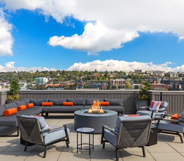 Downtown Seattle apartments - Neptune Rooftop lounge area with grills and views of Lake Union