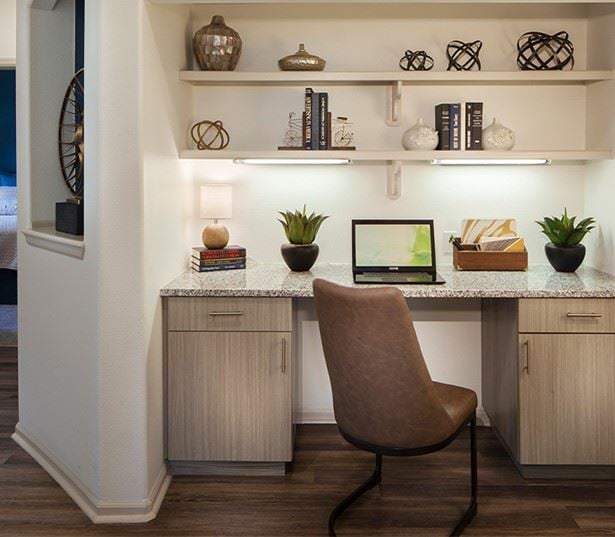 Ridgegate apartments and townhomes - The Meadows At Meridian Built-in desk and shelves 