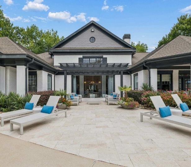 Promenade Park Apartments for Rent in Charlotte - Poolside courtyard