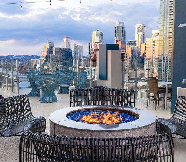 Rainey Street apartments for rent - SkyHouse Austin Built-in outdoor kitchen with grilling stations