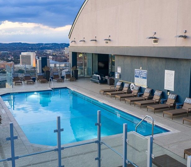 apartments for rent in downtown austin tx - SkyHouse Austin Rooftop pool and sundeck