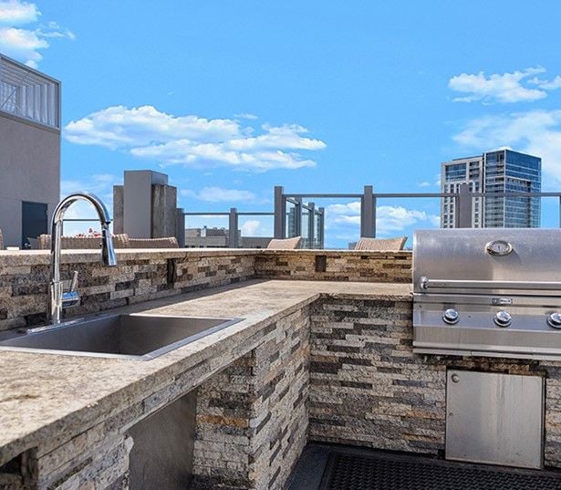 SkyHouse Dallas - Rooftop sky lounge - Apartments in Victory Park