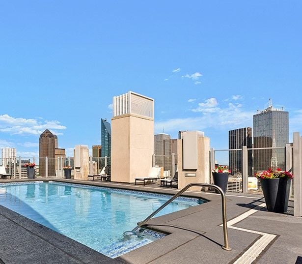 Skyhouse Dallas - Rooftop saltwater pool - Apartments in Uptown Dallas