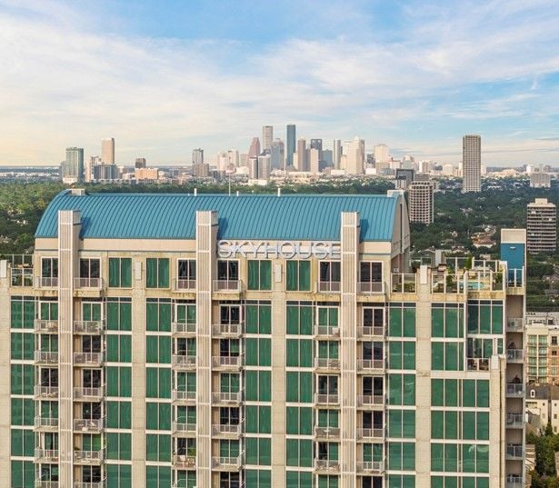 Houston high rise apartments - SkyHouse River Oaks Entry