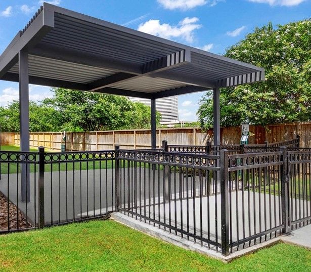 Houston high rise apartments - SkyHouse River Oaks - dog park