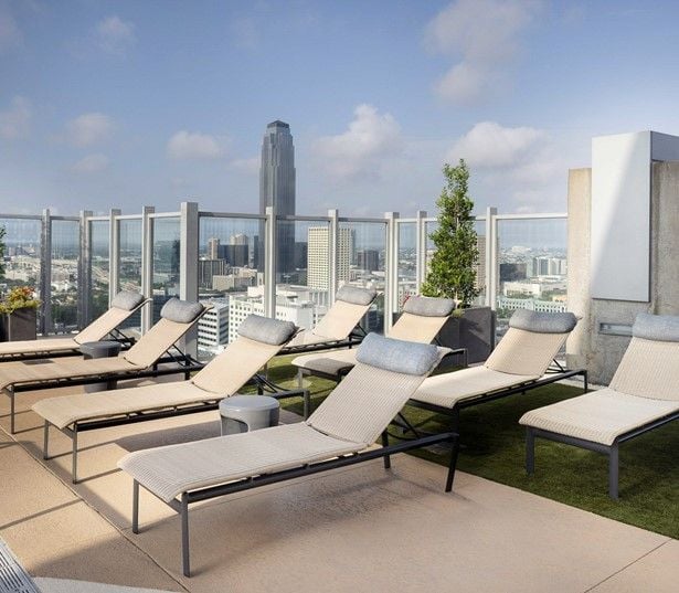 Houston high rise apartments for rent - SkyHouse River Oaks outdoor kitchen