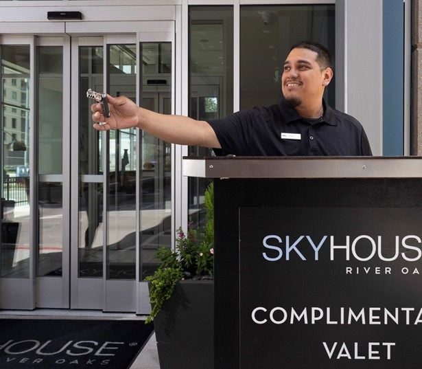 Houston high rise apartments for rent - SkyHouse River Oaks - valet parking