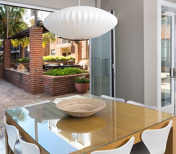 2125 Yale Outdoor Lounge - The Heights Apartments Houston
