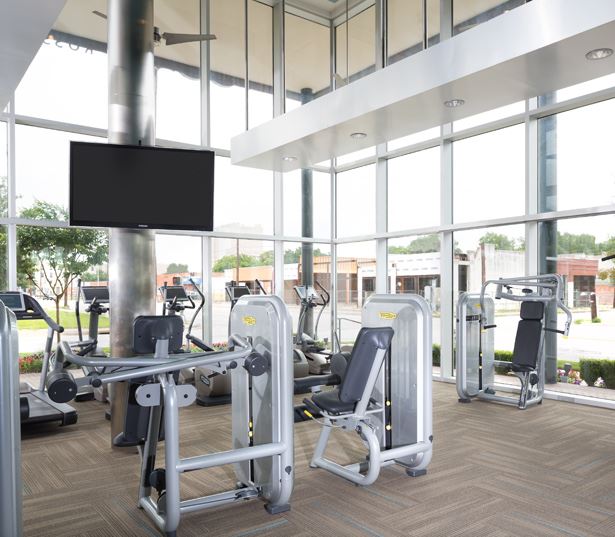The Icon at Ross - training machines and free weights - Apartments in the Dallas Arts District