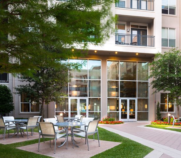 The Icon at Ross courtyard - Apartments near Baylor Medical Center Dallas