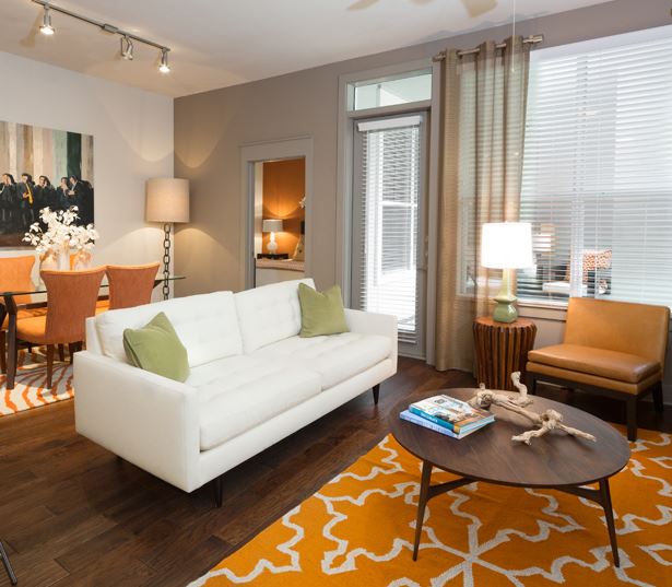 The Icon at Ross features ceiling fans and wood blinds - Uptown Dallas Apartments