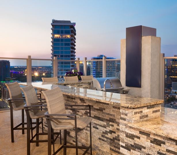 SkyHouse Dallas - Rooftop sky lounge - Apartments in Victory Park