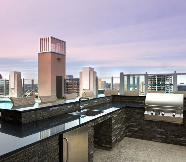 Houston high rise apartments for rent - SkyHouse River Oaks outdoor kitchen