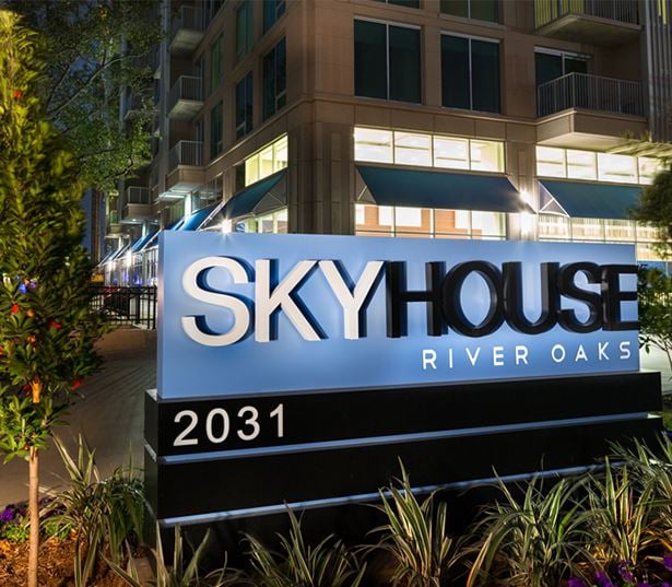 Houston high rise apartments - SkyHouse River Oaks Entry