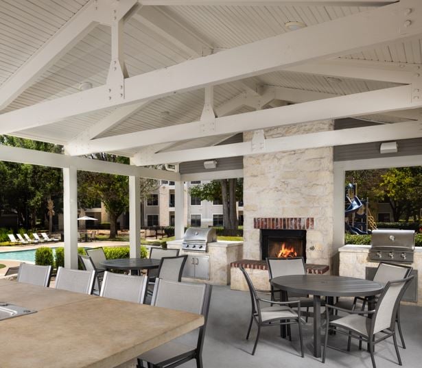 Round Rock ISD apartments - The Ranch Apartments - outdoor lounge