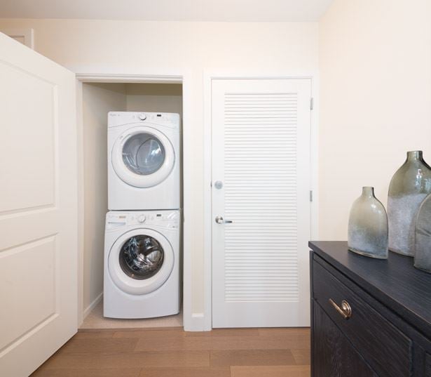 Lenox apartments for rent near Suntrust - The Residence Buckhead Atlanta laundry