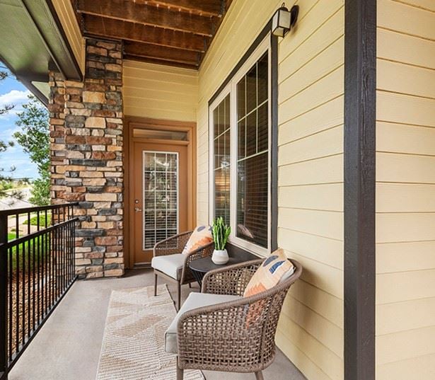 Aurora apartments for rent - The Sanctuary At Tallyn's Reach Outdoor swimming pool and lounge area