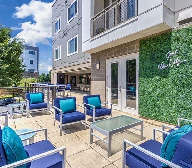 Apartments near Carolinas Medical Center - Silos South End - Outdoor lounge