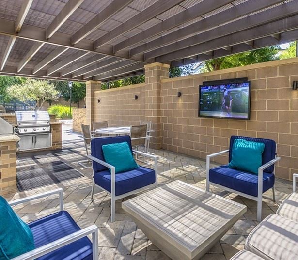 Uptown apartments Charlotte NC - Silos South End - outdoor grill and TV lounge