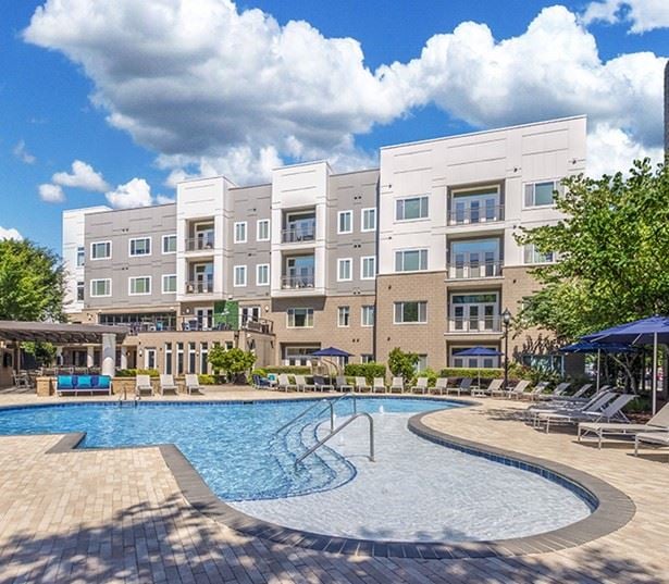 Charlotte apartments for rent - Silos South End - swimming pool with sun deck