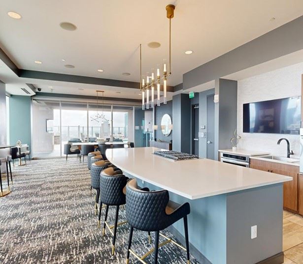 Houston high rise apartments - SkyHouse River Oaks Clubroom
