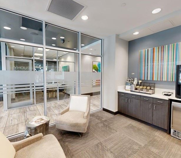 Houston high rise apartments for rent - SkyHouse River Oaks business center