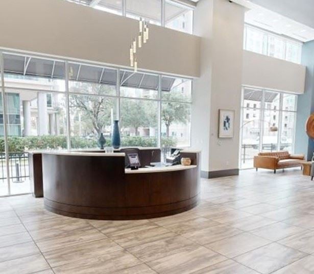 Houston high rise apartments - SkyHouse River Oaks Grand lobby with concierge