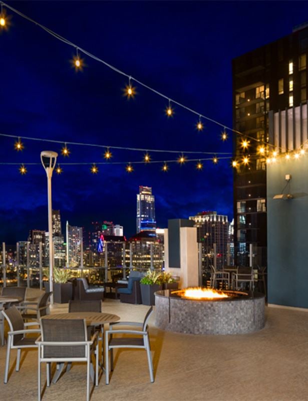 High Rise apartments Austin - SkyHouse Austin rooftop lounge