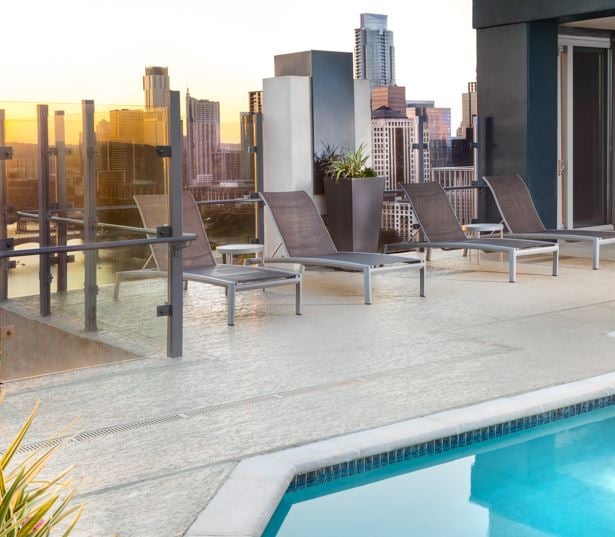 Rainey Street apartments for rent - SkyHouse Austin Built-in outdoor kitchen with grilling stations