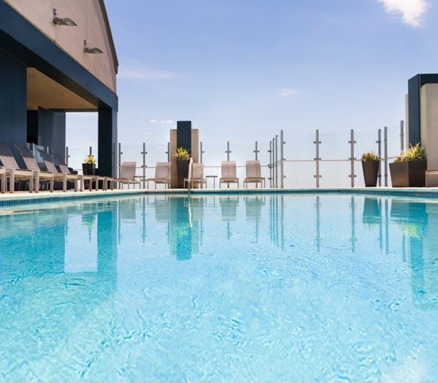 apartments for rent in downtown austin tx - SkyHouse Austin Rooftop pool and sundeck